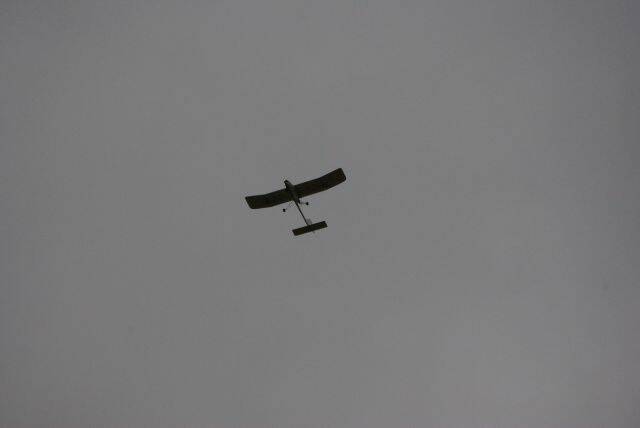 報告司令部.偵查機已經就定位了...(很好)