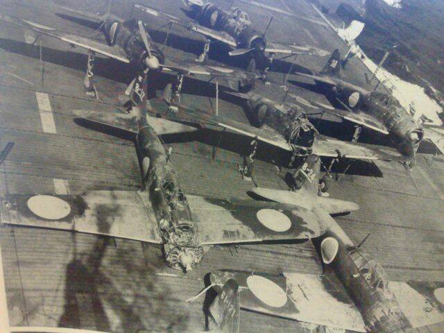 被擄獲的零戰,前方是61-121,最後方是長機61-108,其身有藍帶識別,當時水平尾翼己毀 ...