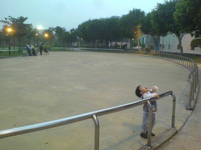 公園旁邊的 溜冰場  也很大說..