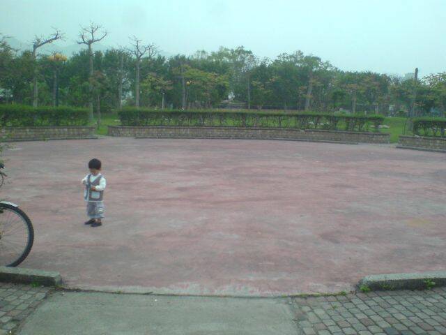 公園 中間的 原型地 還蠻平 右大
