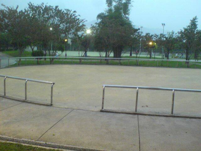 公園旁邊的 溜冰場  也很大說..