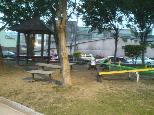 公園 溜冰場 旁邊的 設施..