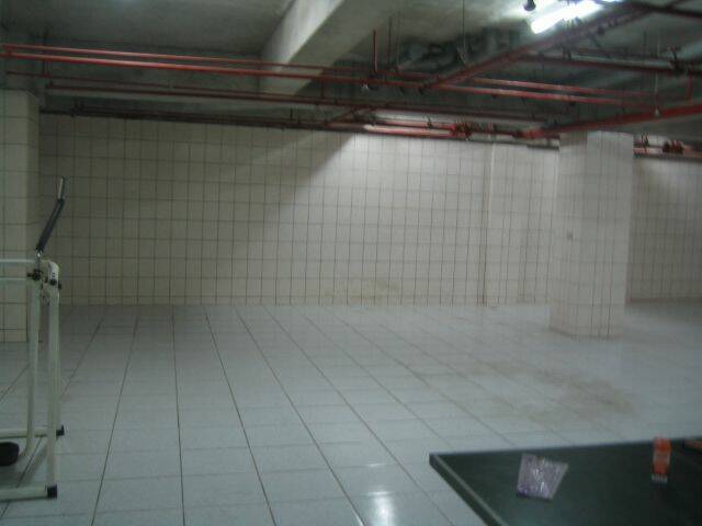 大樓地下室 還蠻空曠的