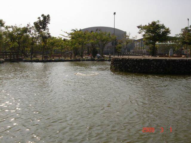 潛入水中