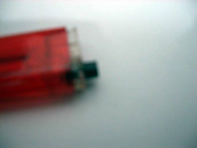 將車殼柱裁切塞入並以三秒膠固定做為支撐龍骨用