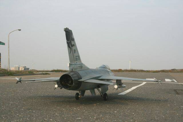 跑道頭凖備加速升空