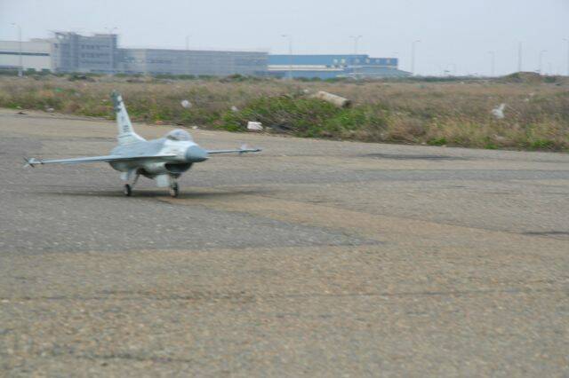 加速滑行升空