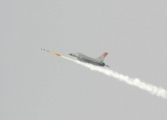 發射AIM-120C-5中程飛彈