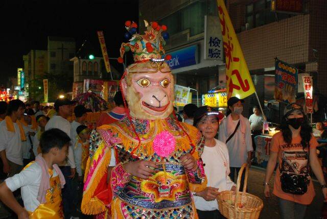 孫悟空也來了，遇到辣妹還要跟人家一起拍照