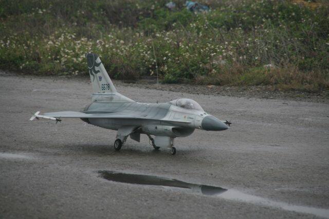 09：20雨勢稍減，小伍立即滑行升空