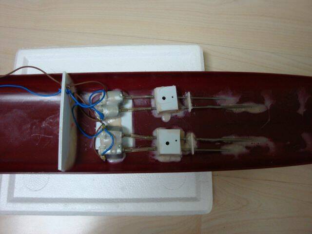 4马达，只要有1台工作就船就能回来