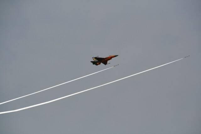 二號機虎班，AIM-120發射