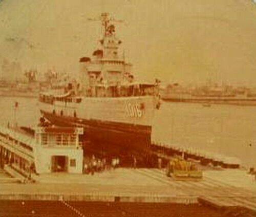  圖E為兵校訓練艦 T-1016艦.