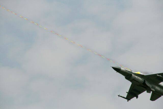 小伍的太陽神，因敵我過近，以M-61機砲猛烈射擊