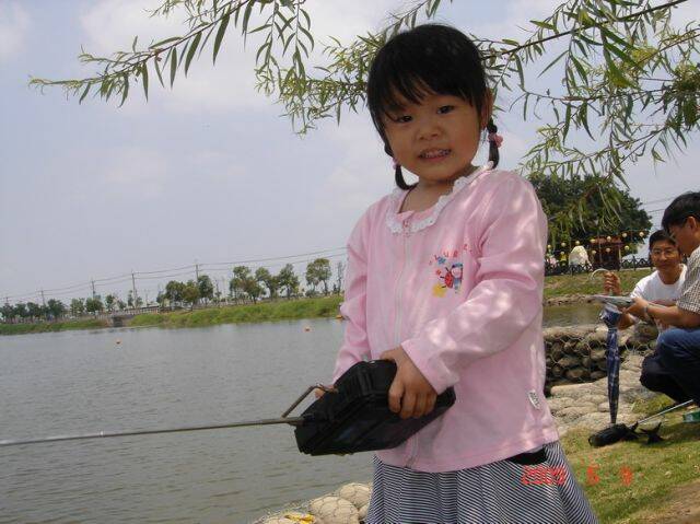 早上葫蘆碑訓練女兒拿遙控器