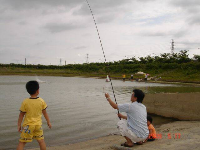 鄰居終於釣到蝦子了
