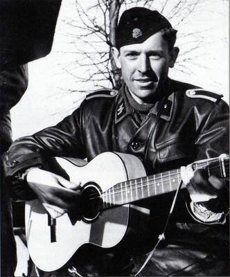 12ss-gitarre edit.JPG