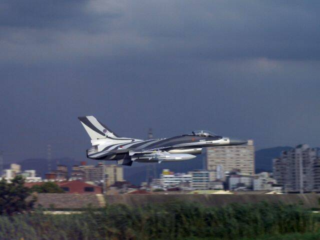 再來低空衝場
