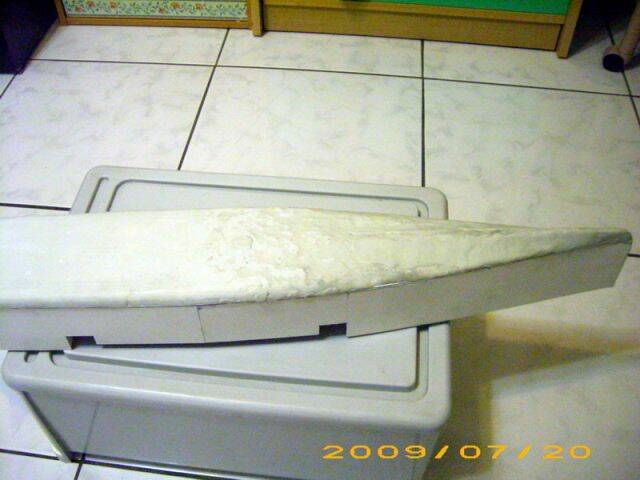 用補土將船底覆蓋打磨