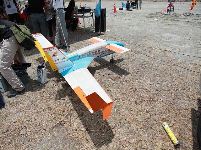 此型飛機將要進行跨海長征由臺灣飛往澎湖繞一圈回來全程90多公里快要100公里祝成大團隊能成功玩成跨海飛行  ...