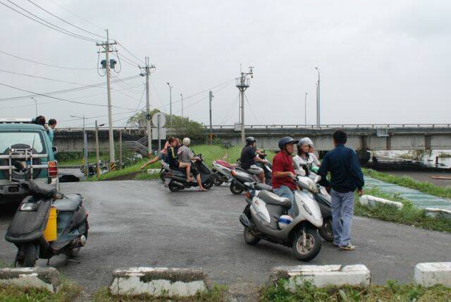 圍觀人潮.jpg