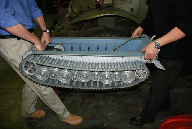 KT_carrying_the_lower_chassis_op_800x537.jpg