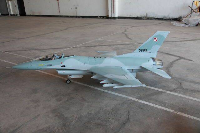 F16