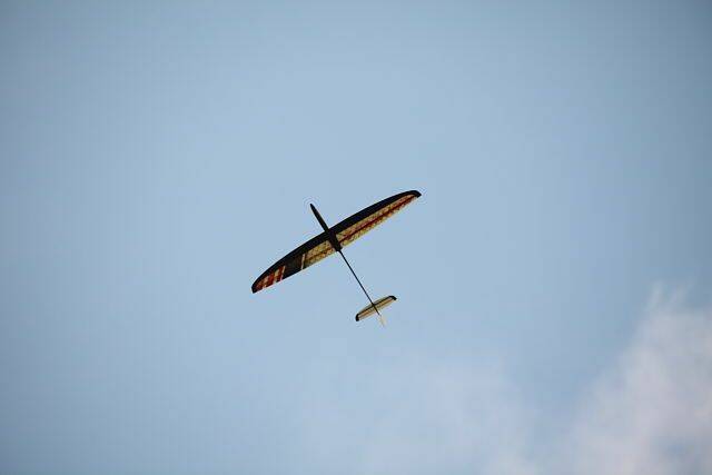 陽光透過機翼讓飛機看起來更美