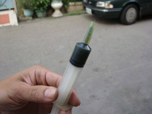 準備一枝針筒加滿牛油'''針筒前方要套一節矽膠管