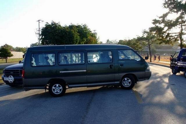 基地內的朋友派箱型車出來接我們，要不然從關口走進入還要步行約二十分鐘 ... ...