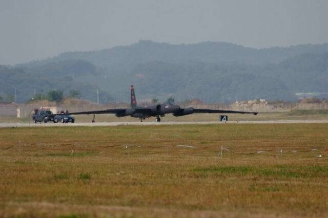 U-2降落時，地勤人員趕緊去"接機"