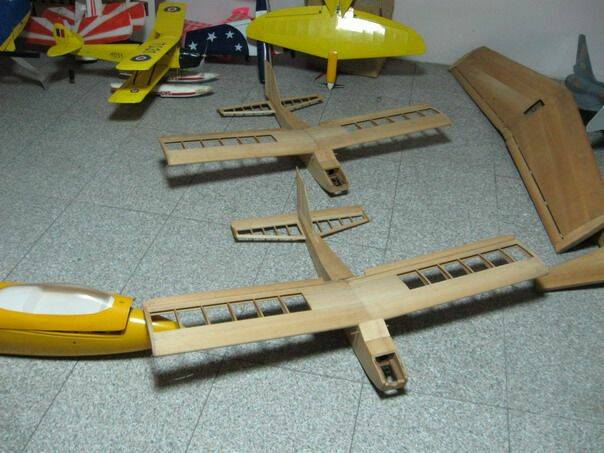 製作完成空機無五金零件高翼機每架1500元售出一隻
