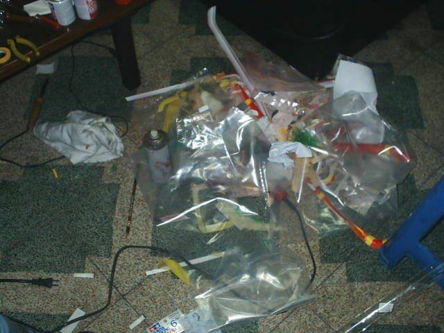 經過數小時的奮戰.滿地垃圾