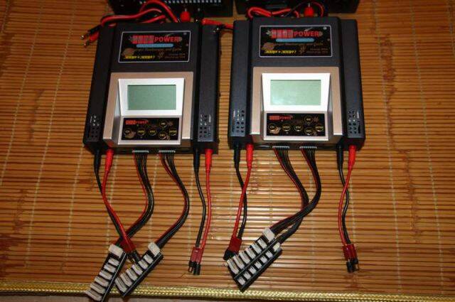 同時充四顆, 每顆最高可用30Vx10A=300W充