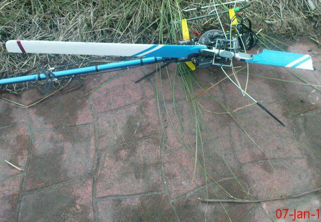 試機時倒飛停旋時空中爆槳噴出聯電池也噴出去金屬側板變形底板也掛了