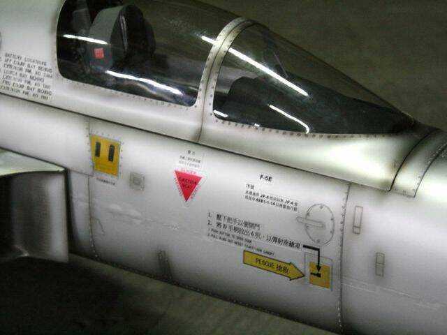 機側警示貼紙