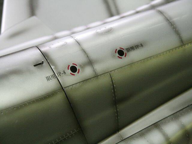 機背注油口
