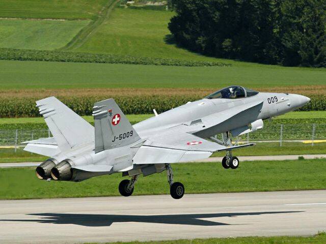 800px-Schweizer_F-18_C-3.jpg