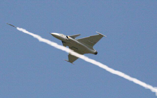 Papason兄駕著獅鷲戰機，痛擊敵機（敢欺負我兄弟，去死吧）