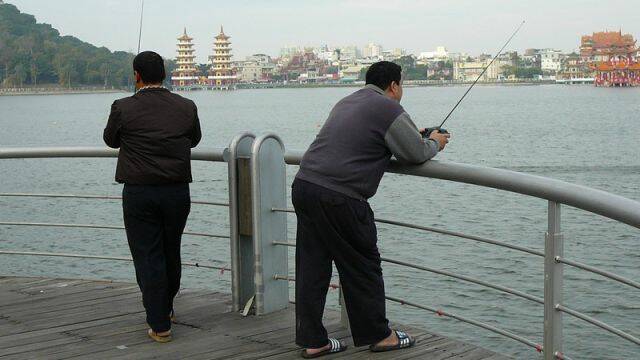 看出來那一個人在釣船嗎...