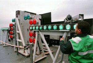 〝肉球〞("Meatball"〉的光學著陸系統 Fresnel Lens Optical Landing System,