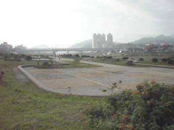 親情河濱公園也可以，原本的飛機飛行場....後來禁止了!!