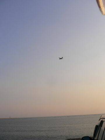 就是它....低空飛行...準備進場