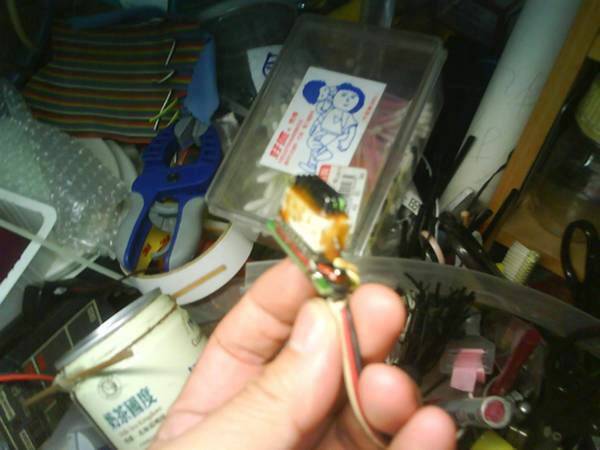 水泥電阻黏在LED指示燈型測電器IC上