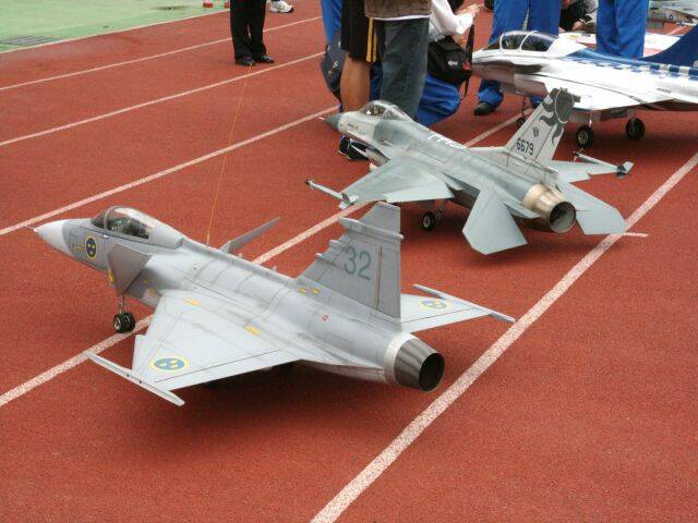 Papason兄：JAS-39獅鷲，F-16戰隼