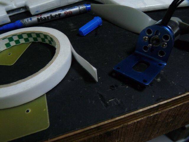 準備雙面膠