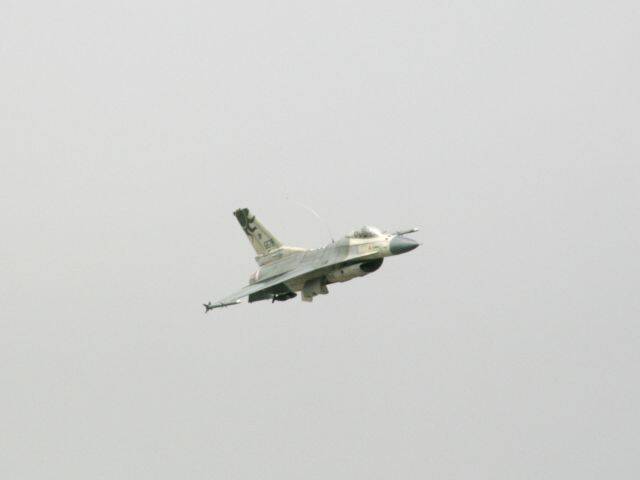 掛載120飛彈二枚，MK-82四枚