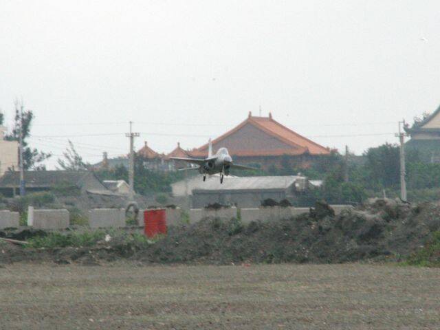 帶平飄進場，攻角15度