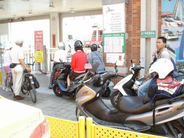 當然要坐渡輪回去啦     人加車  35元
