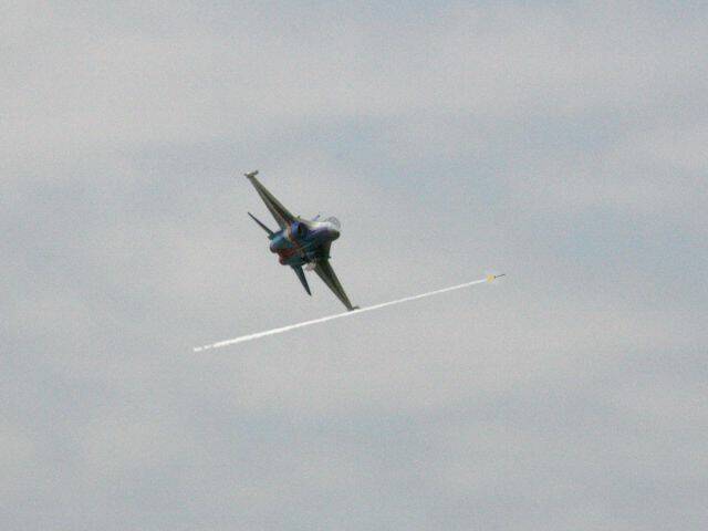雄鷹戰機鎖定二號機，天劍一型發射